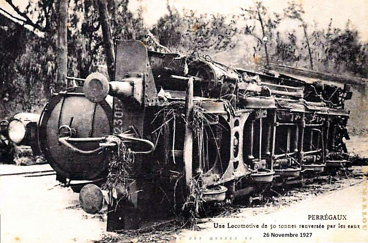 Perregaux - Inondations de 1927 - Locomotive renversee.jpg